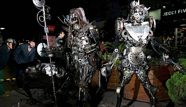 西湖创意市集“我·机器人”在杭州武林门展...