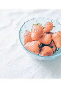 简约小清新美味草莓文艺范手机壁纸锁屏http://www.kutoo8.com/