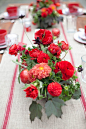 鲜花与水果就是甜蜜的诱惑！让人垂涎的婚礼桌花设计！+来自：婚礼时光——关注婚礼的一切，分享最美好的时光。#桌花# #红色#