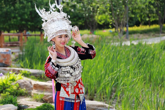 abier从dao_design转采于2019-06-11 17:34:34苗族姑娘美女abier同采