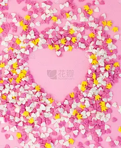 糖果装饰围绕一个粉红色的心，糖糖糖果背景墙纸，卡片，邀请或海报。情人节或抽象的爱情概念