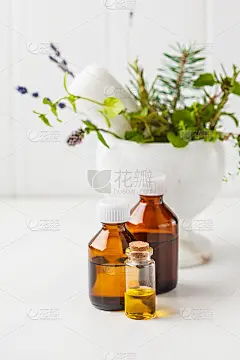 精油瓶，白色背景。健康的化妆品的概念。