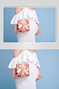 手拿礼物礼品盒手抚肚子孕妇人物摄影图-众图网