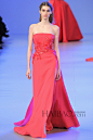 【最新图片】梦幻花海的极致演绎！Elie Saab 2014春夏高级定制秀，海报带你亲临2014春夏巴黎高级定制时装周_图1_海报时尚网图片库