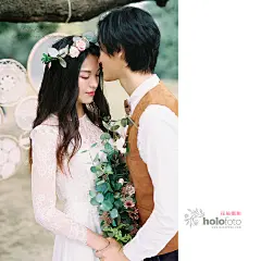 遇见 : 你说你们来自新疆和山东，喜欢吃肉，是个猫奴。从微信聊天到拍摄不过短短时间，天南地北的我们相处时却像朋友一样轻松自在。你和他争着抱樱桃丸子都不想撒手，他称你熊孩子，老是取笑你，可你们看向对方时眼眸明亮生动，拉着手耳语时笑容灿烂真实。在对的时间遇上一个懂你的人，彼此陪伴，彼此坚定，这就是最好的爱情吧。成都婚纱摄影工作室@花伦摄影