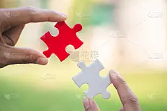 商人的两只手连在一起拼图。联想和联系的象征。商业策略。
