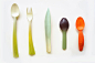 据说采用了从植物脂肪或者淀粉等物质中提取的所谓生物塑料材质（PLA）制作，对人体无毒，且可以完全地生物降解。但邓的创意中最棒的部分在于，每种餐具的造型，都仿佛是用某种蔬菜直接雕刻而成，比如说，芹菜茎一样的叉子，茴香杆一般的餐刀，以及，恰似胡萝卜的一把勺子