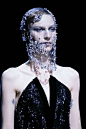 Armani Privé Haute Couture FW 2012｜一帘幽梦，令人惊艳的神秘水晶面纱…