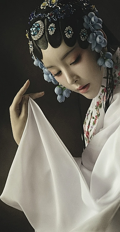 独自寻芳，满目悲凉，纵有笙歌亦断肠。 (...