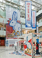 童年的记忆-大白兔奶糖60周年巡展快闪店_糖纸 : 50多年来收藏的大白兔糖纸 原来大白兔有这么多小π没见过的糖纸 展区还展示了曾先生收藏的大白兔奶糖罐 袋装的、罐装的，包装成一颗**糖形状的 小时候，我们…