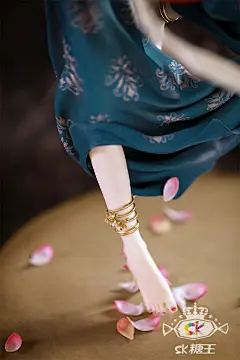 “敦煌千古传芳奇，玉带翩风欲升天；环佩流彩百媚生，灵纯柔性千朝颂。翩然飞舞，飘逸绝尘，何止魂牵梦萦？”惊艳值爆表的古风翻糖人偶蛋糕《飞天》，用翻糖带你梦回蓬莱，感谢原画师@书亦飞