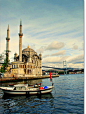 土耳其，伊斯坦布尔，奥塔科伊清真寺。如果永远到不了停靠的港湾，那又有什么关系。乘着风浪去见识沿途美景，就已经是一趟幸福的旅行。
