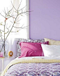 紫色装饰的女孩卧室。紫色在卧室的使用<br>对于很多女孩子来说，薰衣草紫就相当于浪漫，遇见浪漫总是令人期待的，浴室她们的房间里就或多或少出现这种颜色。，紫色，卧室，白色，简约，