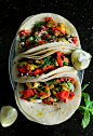 do-not-touch-my-food:

Vietnamese Fish Tacos