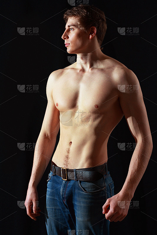 肌肉性感的年轻人