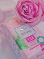 ”粉宴” Pink Peach高级奶油粉调色 : 长大踏入社会的大海里 浪漫宇宙星光满心欢喜的粉色 治愈着社会的磕磕碰碰跌跌撞撞 守护身边大人的粉色少女心被守护 前两天买了几束粉色玫瑰花，就在家里拍了一组，粉粉的又有点丧的的意境太好了 调色参数放在最