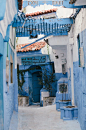 Tangier, Morocco。摩洛哥北部古城丹吉尔，位于直布罗陀海峡的丹吉尔湾口，距亚欧大陆仅11到15公里，坐落在世界交通的十字路口。据考古学家研究证实，丹吉尔是公元前6世纪由腓尼基人所建造，被称为丁吉斯，是世界上最古老的城市之一，当时的丹吉尔是腓尼基人的重要贸易站。丹吉尔城沿海滨山坡而建，风和日丽，气候宜人，白色住宅、绿色山野和蔚蓝海水交相辉映，是一座风光明媚的海滨山城。