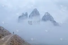 在多雾的天气下，在白云岩周围美丽的拉瓦雷多丘(Drei Zinnen)