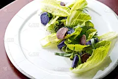 用羽衣甘蓝、绿生菜、生菜和特级初榨橄榄油拌成的沙拉，用盐和胡椒调味。经典美国、法国或意大利餐厅的最爱