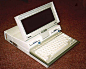  IBM 认为自己在 1985 年开发的 PC Convertible 才是笔记本电脑的「开山鼻祖」。