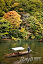 京都是将人文景观完美结合的赏枫之地。古朴的建筑与红叶林交相辉映，把秋天的绚丽和典雅表现得恰如其分。