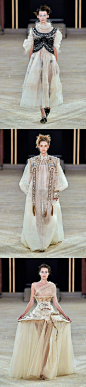 Guo Pei Couture F/W 2019. 设计师郭培的巴黎秋冬高定大秀, 以「异世界」为主题, 运用多种手工技法, 让菠萝麻面料呈现出多种可能, 在把珍珠, 羽毛, 施华洛世奇水晶点缀其中... 描绘出一个纯净而神秘的全新世界. ​​​​