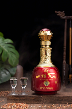 德一设计工作室采集到J酒创意灵感图