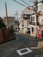 日本长崎，是日本南部相对旅游不是很热门的城市，所以游客并不多。中午吃过饭，可以悠闲的去扫街拍照，看看这座城市街头的“海街日记”。

摄影师：@一佳one

#盛夏光影# 微相册超话 ​​​​