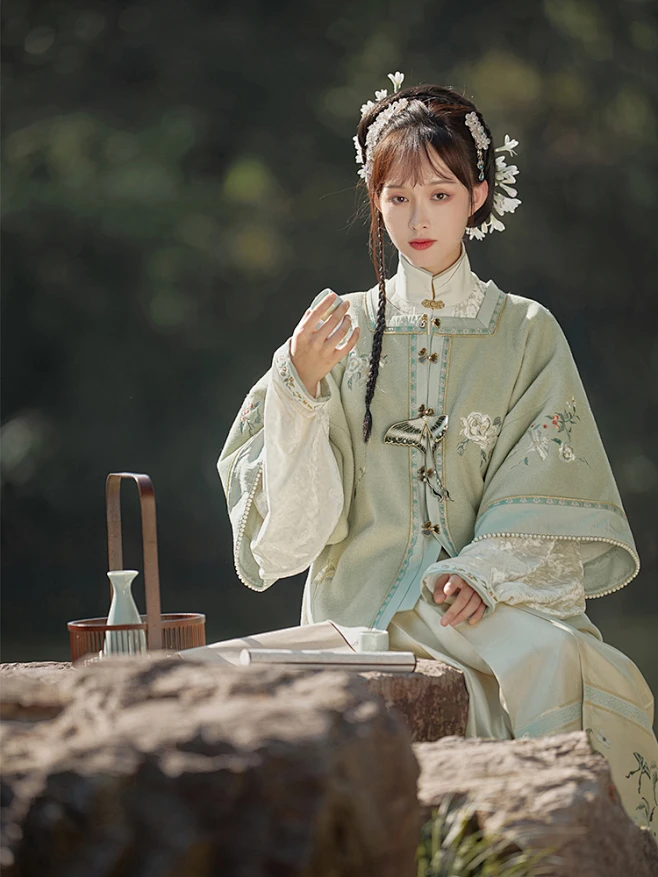 七月夕 丹蛾 国风大典走秀款绣花方领半臂仿妆花马面裙明制汉服冬-淘宝网-花瓣网