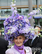 “美帽王妃”亲身示范英国皇室帽子戏法
