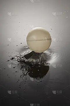 乒乓球在水面上跳跃