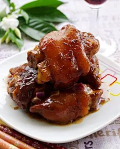 【黑椒猪手】材料：主料：300g。调料：蚝油2大勺、黑胡椒碎1小勺、洋葱1/2个、三花酒75ml
做法：1．取一只空碗，放入油；2加入黑胡椒；3．倒入三花酒；4．调和均匀，作为黑椒汁待用；5．锅烧热，倒入少许橄榄油；6．放入洗净切块的猪手；7．小火慢慢煎至猪手出油，两面发黄；8．倒入调好的黑椒汁，以小火慢慢翻炒；9．直至汤汁浓稠，猪手均匀上色；10．倒适量水没过猪手，中火烧开后，转小火慢慢炖一个半小时左右；11．煮好后将猪手捞出，汤汁盛在碗中待用；12．锅洗净，重新烧热，放入切好的洋葱丁，小火煎炒；13．