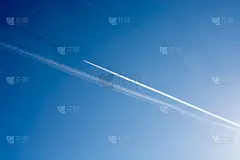 冬天蓝色天空中的飞机云
