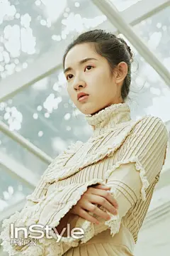 演员@王玉雯Uvin 登上#InStyle优家画报#时装灵感栏目，拍摄了一组唯美大片。浪漫、飘逸，透着舞者的无拘无束与自由感，脚底的芭蕾舞鞋，更勾勒出浓浓的复古韵味，从小学习芭蕾舞的她恬静、雅致，不同于剧集《夏至未至》中任性刁蛮的“李嫣”，着一袭纱裙清新脱俗，行走间，衣裙伴随欣然的步履，低吟浅 ​​​​...展开全文c