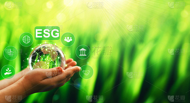 社会和环境 可持续经营和道德经营的治理。手握水晶球与ESG图标。利用可再生资源技术减少污染。