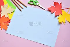亲手用彩纸制作枫叶，装饰贺卡。手工制作的工艺品。你好,秋天的概念。孩子们的DIY。副本的空间。