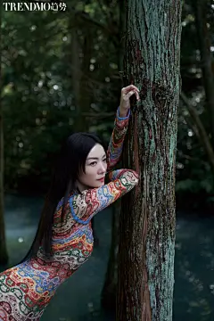 齐溪超话 Trendmo趋势七月新刊 ️ “行至溪畔”微风徐徐的夏日森林，舒展的肢体，电影感眼眸… 她淡然的文艺气质。

#齐溪林中舞者大片##齐溪眼神电影感# ​​​