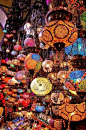 在伊斯坦布尔，有着世界最大、最古老的集市 “Grand Bazaar” ，这些琉璃灯点亮后，每一天街上都像是在举行节日的祭典一样，灯火辉煌。