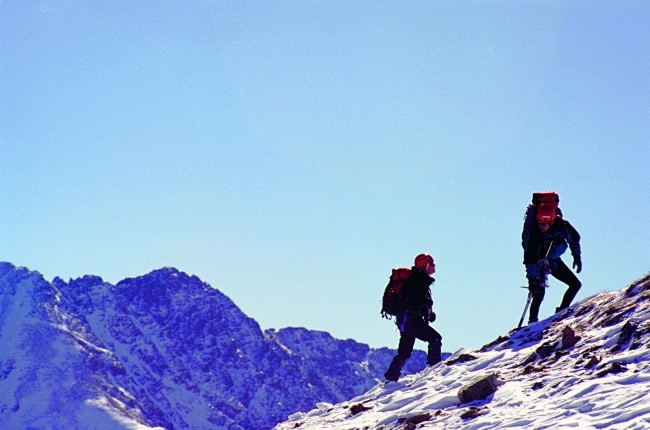 攀登雪山高峰的两个人图片高清图片下载