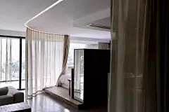 莫干山Anadu度假酒店 : Anadu位于浙江湖州的莫干山脉北麓，坡地院落占地30000㎡，东瞰琛碛村，南眺凤凰山、大岗山，西临白茶山坡，北有竹林环绕。 ▼全景鸟瞰 ▼夜景 「八荒设计」担任Anadu酒店的品牌视觉识别系统建立，以及建筑和室内设计