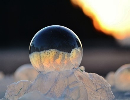冰泡之美：在零下9度左右的气温下吹出的泡...