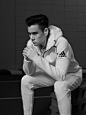 彭于晏：阿迪达斯adidas Athletics Z.N.E.Hoodie白色连帽衫