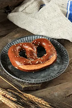 传统的德国咸味椒盐卷饼与盐在格子棉布厨房毛巾上白色厚木板桌子。面包房咖啡店菜单的海报横幅。啤酒节的名