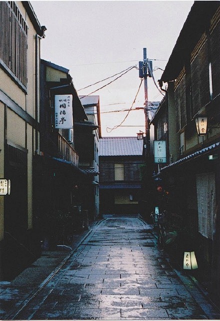 在日本，街道就是最美的风景，好喜欢这种感...