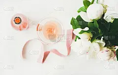 贺卡概念与玫瑰酒和鲜花，水平构成