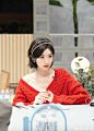 “毛晓彤”是真人版白雪公主，穿红色毛衣青春减龄，美成焦点