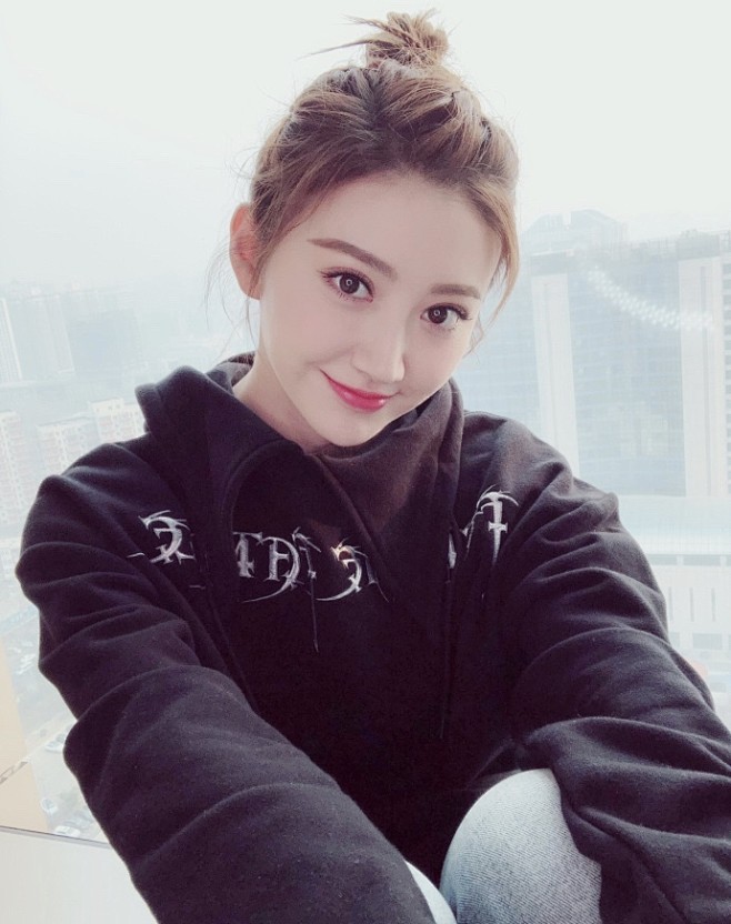 景甜扎着丸子头一身休闲的运动风打扮活力四射面带温和笑意如邻家女孩
