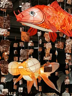 广州展览｜书店里的鲤鱼花灯海，真实大鱼海棠 : 临近中秋，太古汇方所变成了一片鲤鱼花灯的海洋 吊在中间的巨型锦鲤很吸睛 用竹条编成的灯笼，造型好看又复古 〰️ 方所联合佛山艺术研究社的限定新站【鱼龙舞】 - 店名：方所 地址：天河路太古汇mu层 #