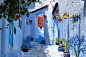 hefchaouen是位于摩洛哥北部的一座古城 ，拥有悠久的历史、美丽的自然环境和建筑 ，但此处最为人称道的还是充满了建筑墙壁上的深深浅浅的蓝色。像这块地区的其它城镇一样，这里的建筑是伊斯兰文化以及西班牙地中海风情融合后的杰作，但唯有蓝色墙壁是Chefchaouen独有的。据说是随着1930年犹太难民的迁入而引入 ，因为蓝色对他们来说不仅象征着天空、也象征着天堂；而现在也有不少人认为其实是因为蓝色的墙壁能起到驱赶蚊虫的效果（蚊子不喜欢清澈的水）。但不管是什么原因，古镇蓝色的墙壁确实散发着迷人的魅力，吸引了