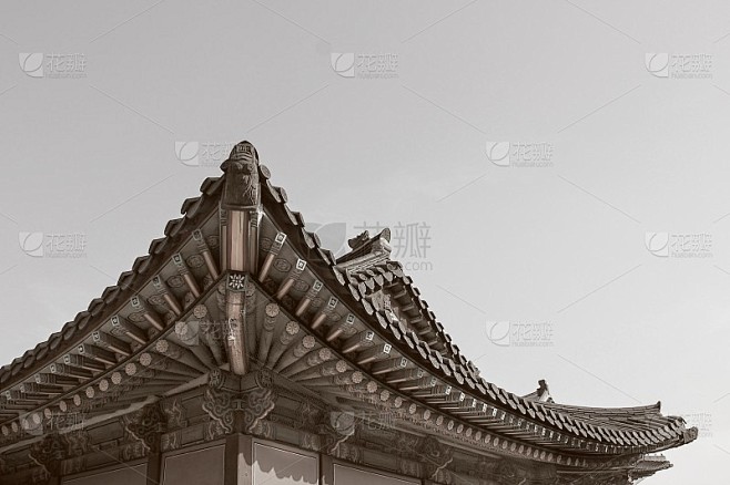 黄褐色背景图像的韩国历史屋顶，华丽的典型...